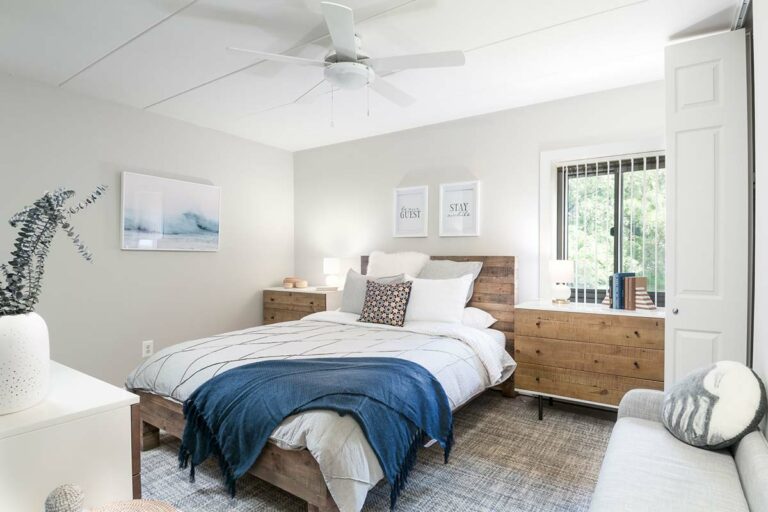 The Metropolitan East Goshen - Apartment interior bedroom