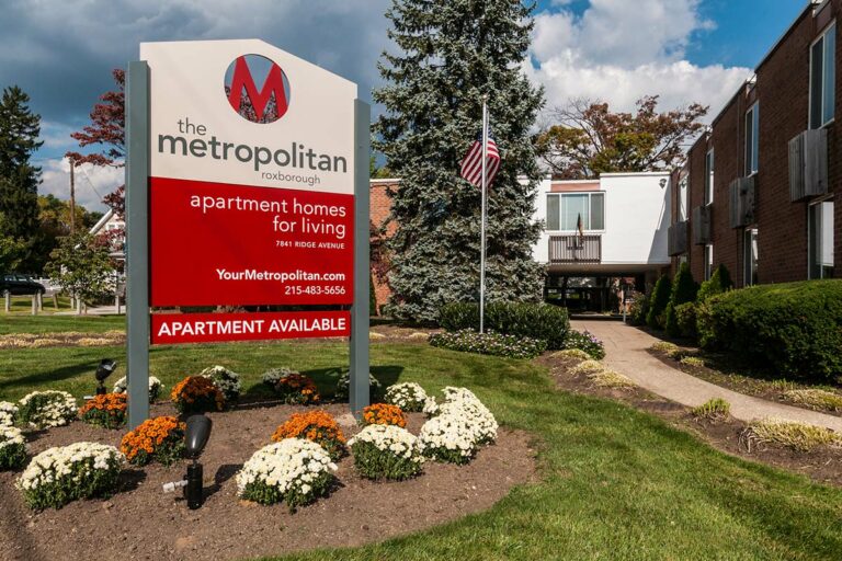 The Metropolitan Roxborough - property exterior with sign