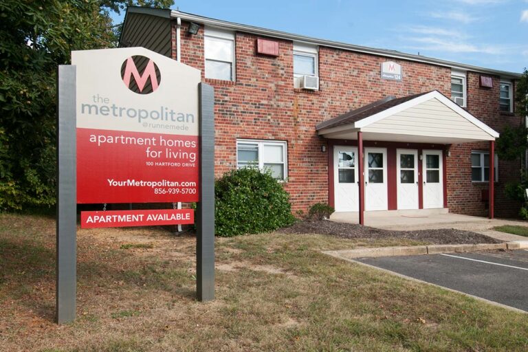 The Metropolitan Runnemede - building exterior sign