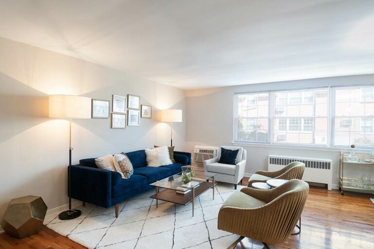 The Metropolitan Wynnewood - Apartment interior living room